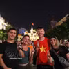 Иностранные туристы сливаются с праздничной атмосферой вечера Национального праздника в центре города Хошимина. Фото: ВИА.