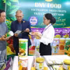 Посетители знакомятся с продукцией на выставке. Фото: ВИА.