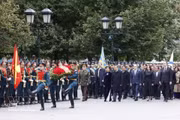 Генеральный секретарь ЦК КПВ, Президент Вьетнама То Лам, его супруга и высокопоставленная вьетнамская делегация прибывают к Могиле Неизвестного Солдата в Москве для возложения венка. (Фото: Тхонг Нят/ВИА)