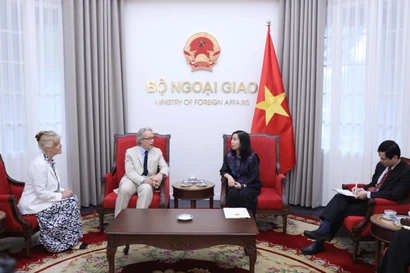 Заместитель министра иностранных дел Ле Тхи Тху Ханг принимает Герцога Ричмондского и его супругу. (Фото: ВИА)