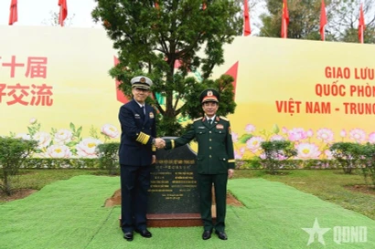 Генерал армии Фан Ван Зянг, член Политбюро, заместитель секретаря Центральной военной комиссии, министр национальной обороны Вьетнама, и генерал-полковник Дун Цзюнь, министр обороны Китая, участвуют в обмене. Источник: qdnd.vn