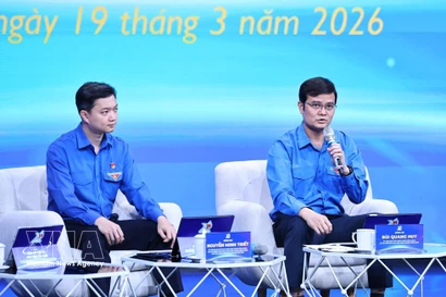 Товарищ Буй Куанг Хи, член Центрального комитета (ЦК КПВ), первый секретарь Центрального комитета Коммунистического союза молодежи имени Хо Ши Мина, отвечает на вопросы и ведёт обмен мнениями с молодёжью во Вьетнаме и за рубежом. (Фото: ВИА)