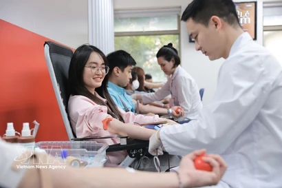 Фестиваль «Красной весны» 2026, ставящий цель собрать 10 000 доз крови, несёт также миссию формирования гуманного общества, в котором нравственные ценности высоко ценятся и широко распространяются во всех слоях населения, особенно среди молодёжи. (Фото: ВИА)