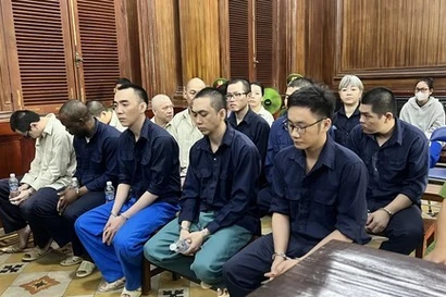 Обвиняемые в зале суда. Фото: congan.com.vn