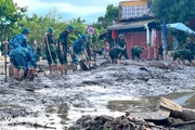 С раннего утра сотни военнослужащих были мобилизованы армией для очистки от ила и грязи в районе древнего города Хойан, города Дананг. (Фото: Vietnam+)