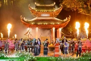 Вечером 6 ноября на озере Хо Ван (озеро Литература) (Ван Миеу — Куок Ты Жам, Ханой) состоялся художественный вечер «Зов Красной реки — отклик Великого нагорья», приуроченный к 20-летию признания Пространства культуры гонгов Центрального нагорья ЮНЕСКО шедевром устного наследия и нематериальным культурным наследием человечества. (Фото: Vietnam+)