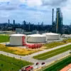 Один из видов нефтеперерабатывающего и нефтехимического завода Нгишон в провинции Тханьхоа. (Фото: nhandan.vn)