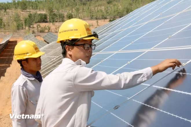 Установка солнечной энергосистемы на крыше (Фото: VietnamPlus)