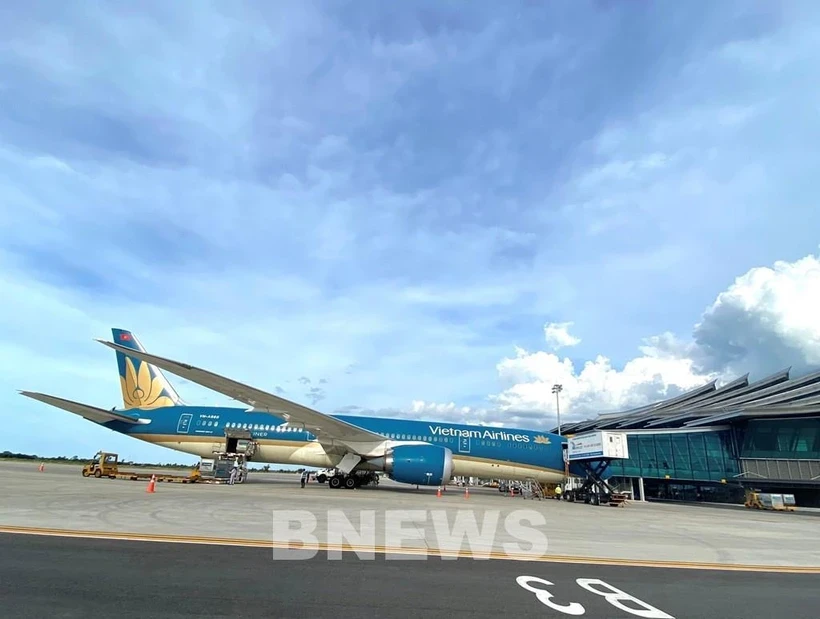 Вьетнамские авиалинии эксплуатируют сверхширокофюзеляжный самолет Boeing 787 в Хюэ . (Фото: ВИA)