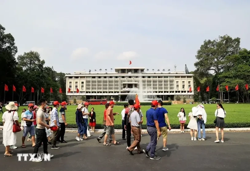 Люди посещают Дворец независимости в Хошимине по случаю Национального дня. (Фото: ВИA)