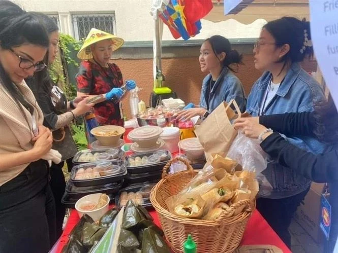  Вьетнамская кухня привлекает множество посетителей на ярмарке. (Фото: ВИA) 