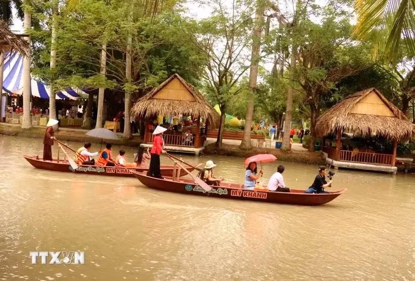 Туристы в туристической деревне Mикхань в городе Кантхо (Фото: ВИA)