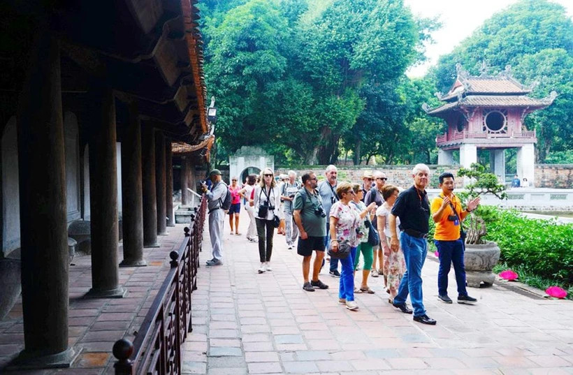 Иностранные туристы в Ханое (Фото: https://hanoimoi.vn/)