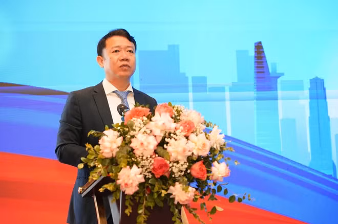 На конференции выступил Ле Тхань Зунг – директор Департамента народонаселения, член Национального руководящего комитета по народонаселению и развитию. (Фото: корреспондент Вьетнам+)