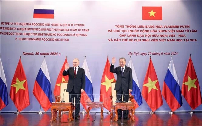 Президент Вьетнама То Лам (справа) и его российский коллега Владимир Путин во время сердечной встречи с руководителями Общества вьетнамско-российской дружбы и вьетнамскими выпускниками, обучавшимися в России. (Фото: ВИА)