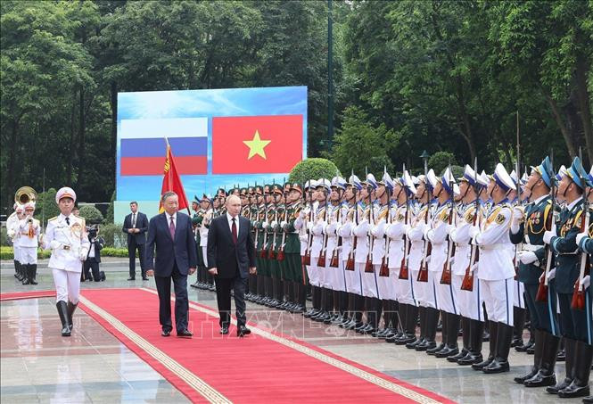 Президент Вьетнама То Лам и Президент России Владимир Путин во время обхода почетного караула Вьетнамской народной армии. (Фото: ВИА)