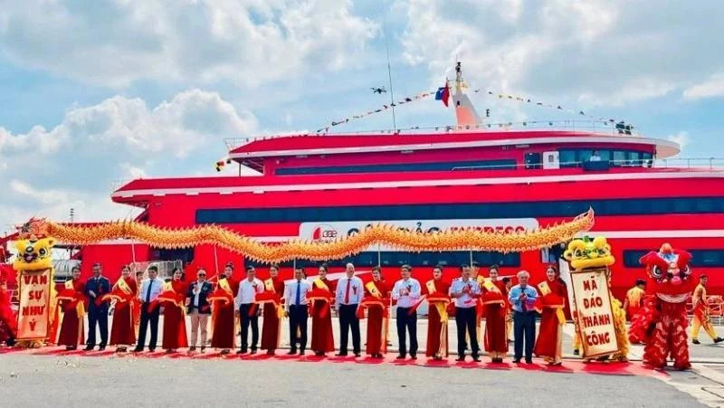Представители ведомств и компаний на церемонии запуска скоростного катера, соединяющего город Хошимин и остров Кондао. (Фото: plo.vn) 