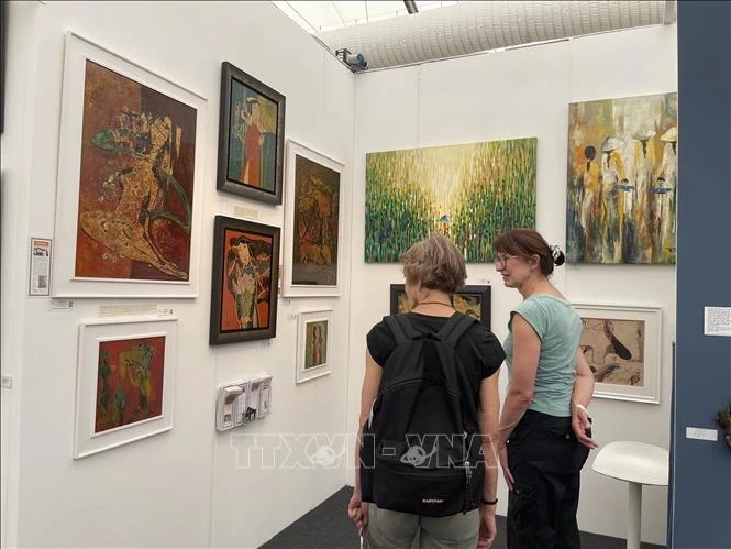 Работы 14 вьетнамских художников представлены на выставке Affordable Art Fair 2024, которая проходит в Лондоне с 8 по 12 мая (Фото: ВИA)