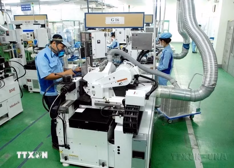 Производственная линия по выпуску электронной продукции японской компании INOAC Vietnam Co. Ltd. в индустриальном парке Куангминь в Ханое. (Фото: ВИА)