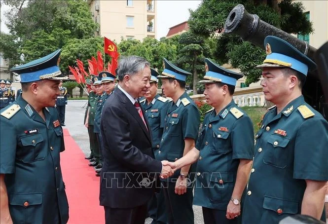 Президент То Лам и руководители войск ПВО и ВВС. (Фото: ВИА) 