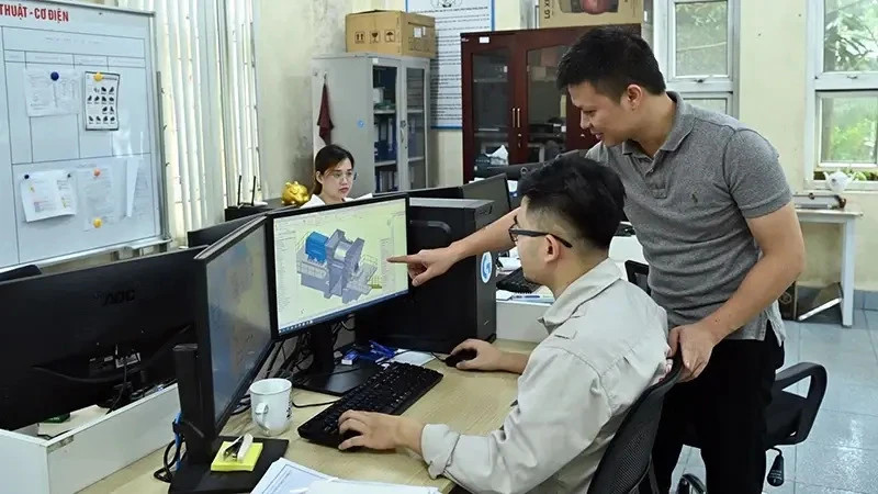 Инженеры компании Tomeco в ханойском промышленном кластере Нгоклиеп обсуждают дизайн промышленного вентилятора. (Фото: ВИA)
