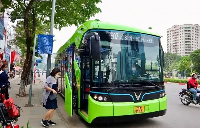 Автобус Vinbus в городском районе Vinhomes Smart City (Фото: ВИA)