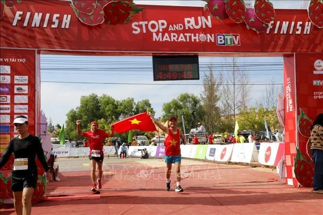 Спортсмены заканчивают дистанцию в 42 км на марафоне Stop And Run BTV BTV Binh Thuan 2024. (Фото: ВИA)