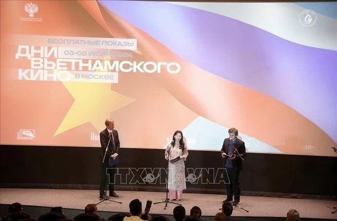 Директор Департамента международного сотрудничества Министерства культуры, спорта и туризма Вьетнама Нгуен Фыонг Хоа (в центре) на церемонии открытия (Фото: ВИА) 