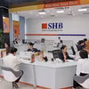 Банковские операции в одном из отделений SHB в Ханое. (Фото: ВИА) 