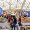 Люди делают покупки на Осенней ярмарке 2025 (Фото: ВИA)