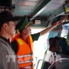 Пограничники провинции Донгтхап проверяют работу системы контроля судов на рыболовном судне. (Фото: ВИA) 