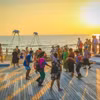 Туристы любуются закатом на пляже Sunset Sanato Beach на Фукуоке. (Фото: ВИА) 