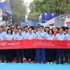 Член Политбюро, секретарь ЦК КПВ, заведующий Отделом ЦК КПВ по пропаганде, политическому воспитанию и работе с народными массами Чинь Ван Кует (в первом ряду, пятый слева) вместе с делегатами принимает участие в шествии после церемонии запуска Дня здоровья всего народа в Ханое 5 апреля. Фото: ВИА. 