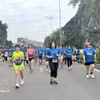 Спортсмены соревнуются на дистанции 5 км в рамках Международного марафона наследия бухты Халонг 2025 года. (Фото: ВИА) 