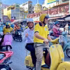 Туристы знакомятся с Хошимином, путешествуя на скутере Vespa. (Фото: ВИА) 