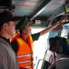Офицер пограничной службы провинции Донгтхап проверяет устройство VMS на борту рыболовного судна. (Фото: ВИА) 