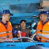 Правоохранительные силы на море в Хошимине проводят разъяснительную работу среди рыбаков по борьбе с незаконным, несообщаемым и нерегулируемым (ННН) рыболовством. (Фото: ВИА) 