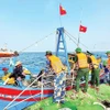 Пограничные войска провинции Куангнгай регулярно проводят морское патрулирование и строго пресекают нарушения, связанные с незаконным, несообщаемым и нерегулируемым промыслом (IUU fishing). (Фото: nhandan.vn) 