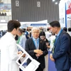 Посетители знакомятся с экспозицией Vietnam Elevator Expo 2025 в городе Хошимине. Фото: VietnamPlus. 