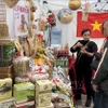 Посетители знакомятся с вьетнамской продукцией на стенде Торгового представительства Вьетнама в Гонконге (Китай). (Фото: ВИА) 