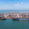 Контейнеровоз COSCO SHIPPING AQUARIUS успешно принимается в порту Хайфона 22 апреля 2026 года. Фото: baochinhphu.vn. 