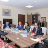 Посол Вьетнама в Болгарии Нгуен Тхи Минь Нгует и профессор, доктор наук Нгуен Хыу Ту, ректор Ханойского медицинского университета, встречаются с профессором Бойчо Ланджовым, ректором Медицинского университета Софии. (Фото: ВИА) 