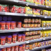 Продукция на основе какао представлена на полке супермаркета в Алжире. (Фото: ВИА) 