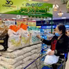 Женщина делает покупки в отделе вьетнамских товаров супермаркета Co.opmart Ly Thuong Kiet в Хошимине. (Фото: ВИА) 