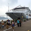 Круизное судно *Pacific World* доставило около 1 700 туристов в провинцию Куангнинь. (Фото: VietnamPlus) 