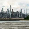 Нефтеперерабатывающий завод на острове Пулау-Буком в Сингапуре. (Фото: Синьхуа/ВИА) 