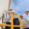 Представители открывают задвижку для подачи нефти в новый резервуар для хранения сырой нефти во время церемонии. (Фото предоставлено компанией) 