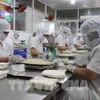 Работники производят жареные спринг-роллы на пищевом предприятии Kim Ngoc Food в квартале Танан провинции Тайнинь. (Фото: ВИА) 