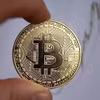 Символ Bitcoin. Во Вьетнаме введены штрафные санкции для инвесторов, поставщиков услуг и эмитентов криптоактивов в соответствии с новыми правилами, регулирующими функционирование пилотного рынка криптоактивов. (Иллюстративное фото: AFP/ВИА) 