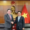 Министр промышленности и торговли Нгуен Хонг Зиен (справа) и посол США Марк Э. Кнаппер в Ханое 7 мая (Фото: ВИA)